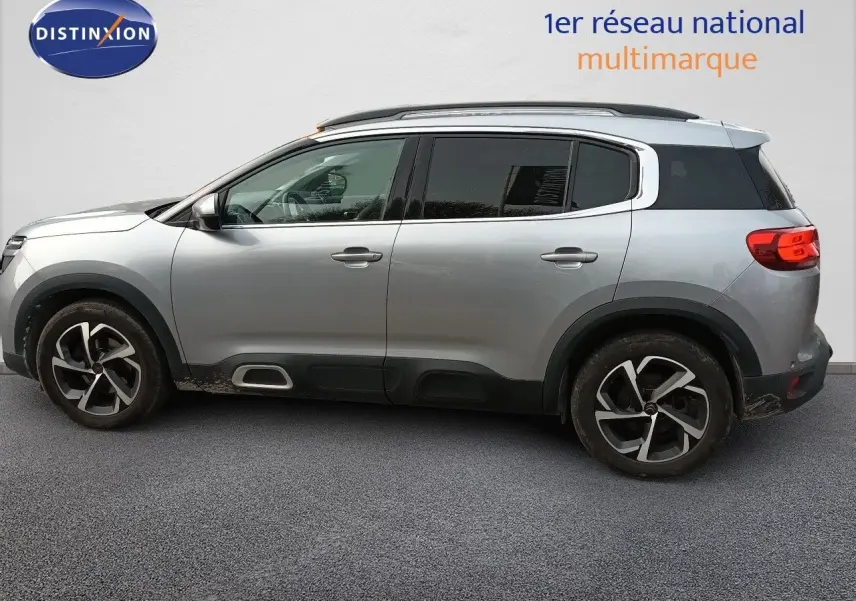 Profil droit d’un Citroën C5 Aircross gris Artense métallisé avec jantes alliage noires et toit contrasté noir.