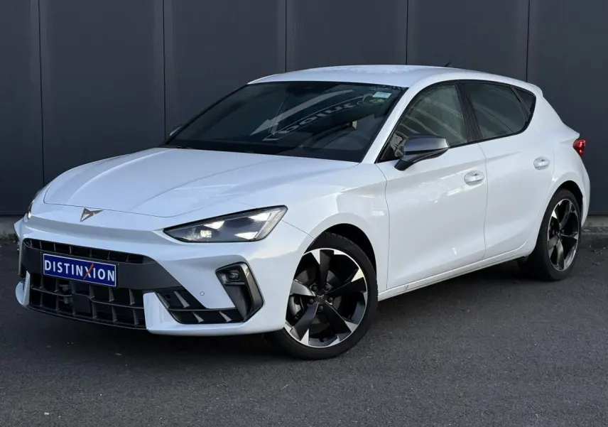 Vue 3/4 avant droite d'une CUPRA Leon blanche Neige avec jantes alliage noires et signature lumineuse Tri-LED.