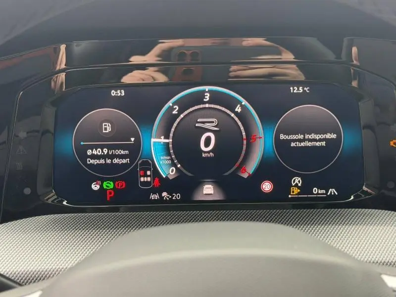 Vue rapprochée du tableau de bord numérique de la Volkswagen Golf 2.0 TDI R-Line 2026 affichant la vitesse à 0 km/h et indicateurs divers.