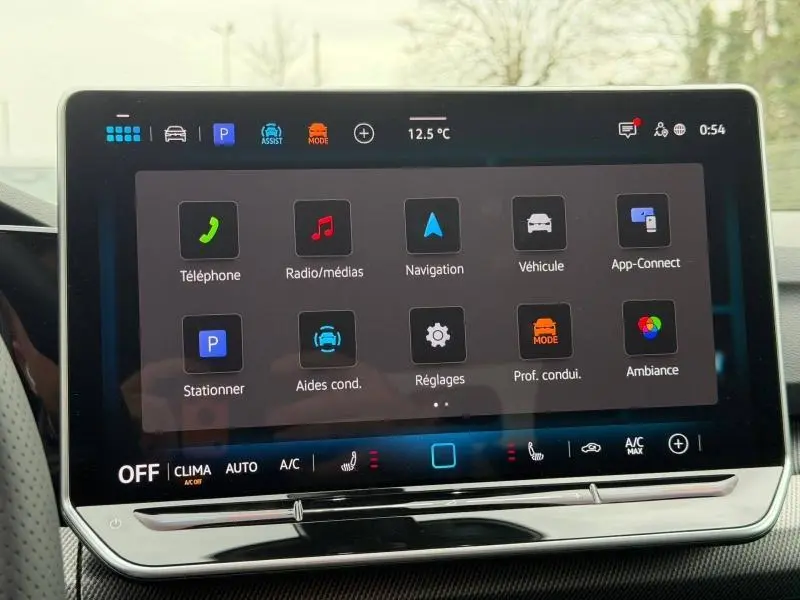 Écran tactile central de la Volkswagen Golf 2.0 TDI 150ch R-Line 2026 affichant le menu principal avec options connectées.