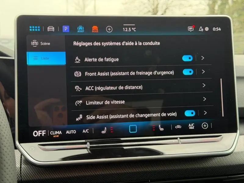 Écran tactile du système d'aide à la conduite dans une Volkswagen Golf 2.0 TDI R-Line 2026, intérieur moderne.