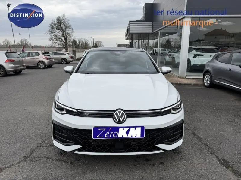 Vue avant d'une Volkswagen Golf 2.0 TDI R-Line blanche Oryx nacrée avec calandre noire et logo VW central.