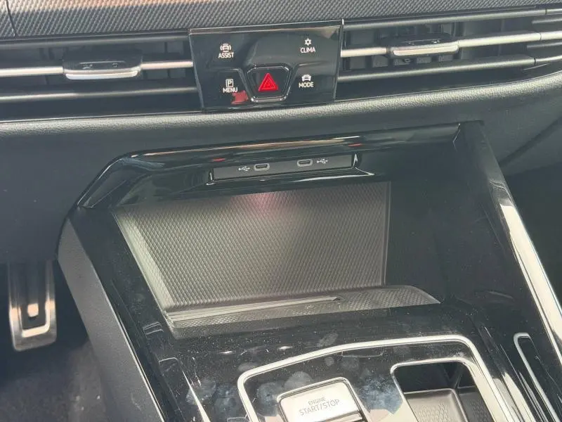 Vue rapprochée de la console centrale de la Volkswagen Golf 2.0 TDI 150ch R-Line 2026, avec boutons de commande et ports USB visibles.