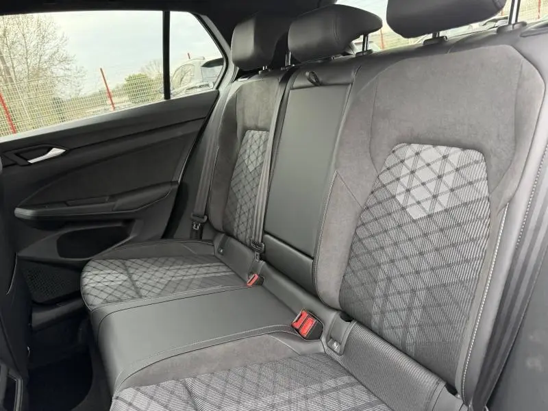 Vue intérieure arrière des sièges en tissu gris à motifs géométriques de la Volkswagen Golf 2.0 TDI R-Line 2026.