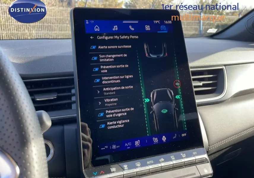 Vue rapprochée de l’écran tactile central du tableau de bord d’une Renault Symbioz gris cassiopée, affichant les réglages d’aide à la conduite.