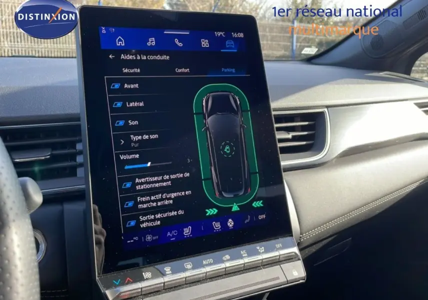 Vue intérieure de la console centrale du Renault Symbioz 2025, écran tactile affichant les aides à la conduite, ambiance gris clair.