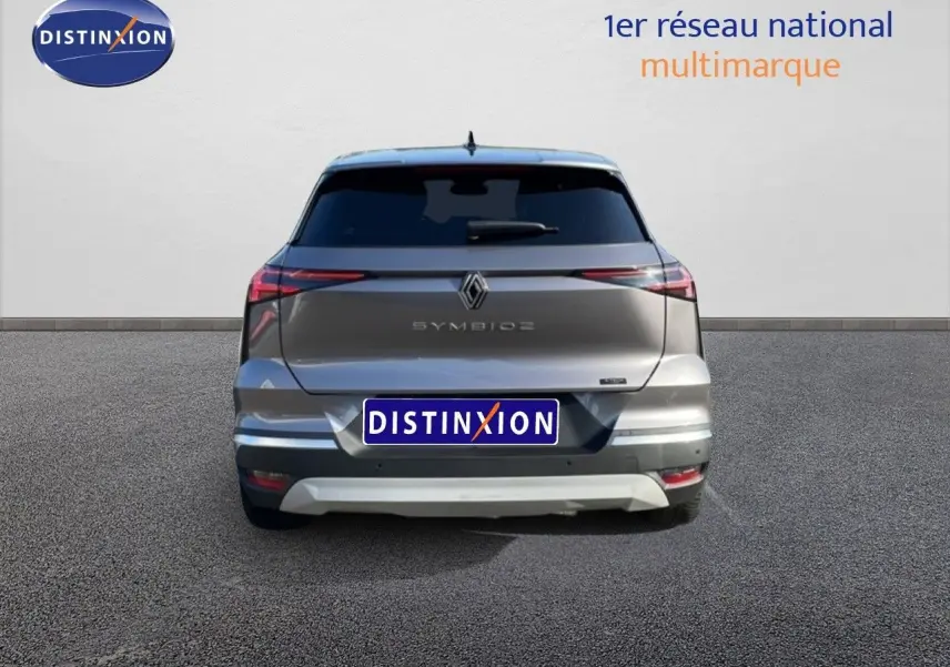 Vue arrière d'une Renault SYMBIOZ gris cassiopée métal, avec feux arrière fins et logo central visible.