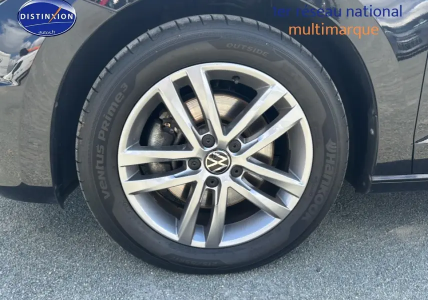 Gros plan sur la jante alu argentée et le pneu Hankook du côté gauche d’un Volkswagen Touran noir.