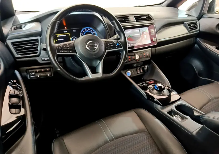 Intérieur du Nissan LEAF 62 kWh 217ch Business+ 2020, vue côté conducteur sur tableau de bord et volant cuir noir.