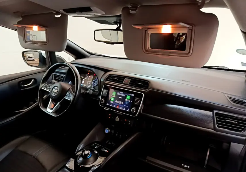 Vue intérieure côté conducteur du tableau de bord noir et écran tactile de la Nissan Leaf 62 kWh 2020.
