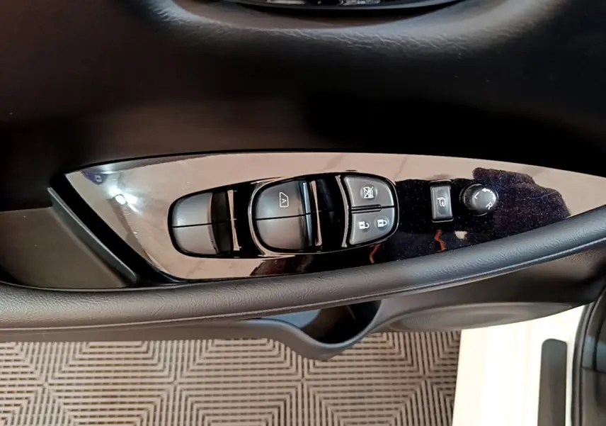 Panneau de commandes des vitres et rétroviseurs côté conducteur dans une Nissan Leaf blanche 2020 Business+