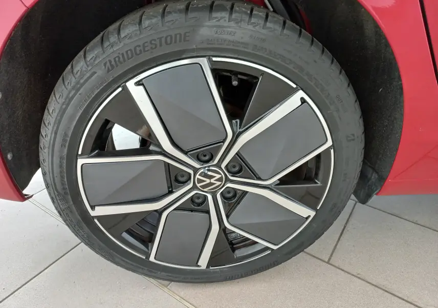 Gros plan sur la jante alliage léger 18" Leeds noire et argentée de la Volkswagen Golf Rouge Roi 2024 côté avant droit.