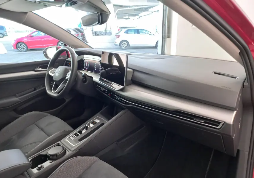 Intérieur de la Volkswagen Golf 2.0 TDI 150 DSG7 Style vu côté conducteur, tableau de bord moderne et volant cuir noir.