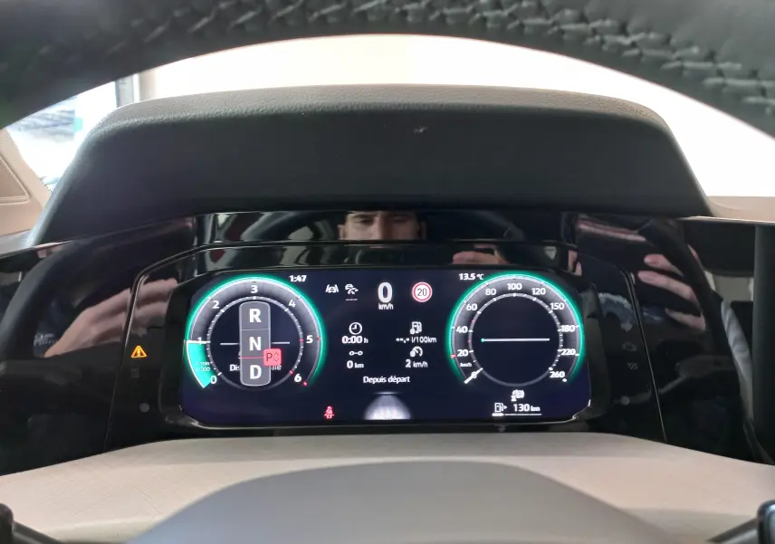 Tableau de bord numérique de la Volkswagen Golf 2.0 TDI 150 DSG7 Style 2024, affichage vitesse et mode boîte auto.