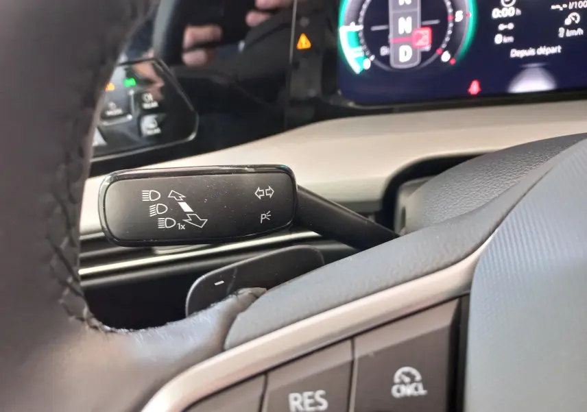 Gros plan sur la commande des clignotants et feux dans l'habitacle de la Volkswagen Golf Rouge Roi 2024.