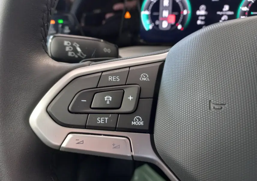 Gros plan sur le volant multifonction en cuir chauffant de la Volkswagen Golf 2.0 TDI 150 DSG7 Style 2024.