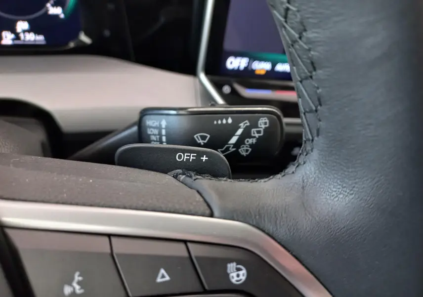 Gros plan sur le volant en cuir chauffant et les commandes multifonctions de la Volkswagen Golf 2.0 TDI 150 DSG7 Style 2024