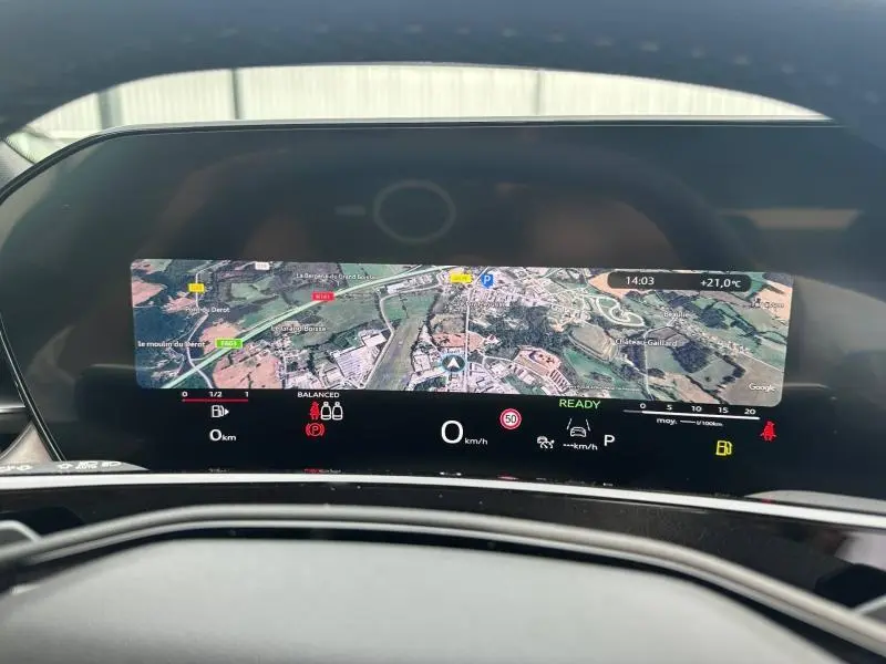 Vue rapprochée du tableau de bord numérique de l'Audi Q3 gris 2026, affichant la navigation par satellite et les informations de conduite.