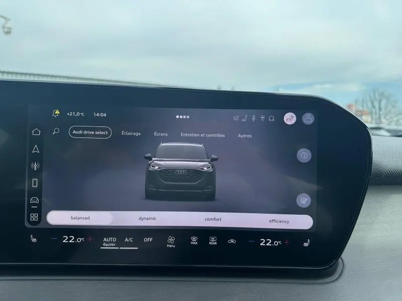 Vue frontale de l'Audi Q3 gris 2026 affichée sur l'écran tactile du tableau de bord avec options de conduite.