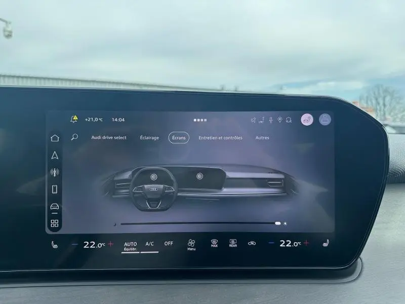 Écran tactile intérieur de l’Audi Q3 2.0 TDI 150ch S line 2026 affichant les réglages et la température à 22°C.