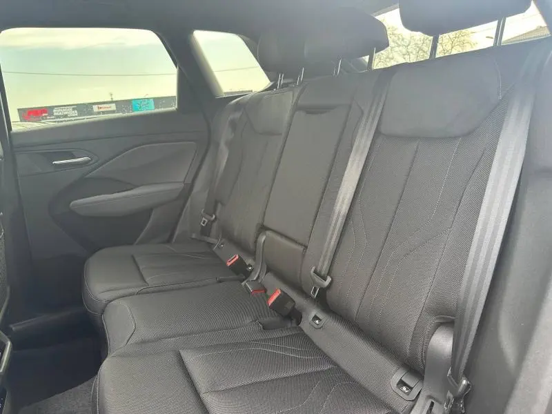 Vue intérieure côté droit des sièges arrière en tissu noir de l'Audi Q3 gris 2.0 TDI S line 2026.