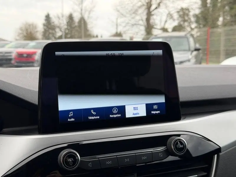 Écran tactile central du tableau de bord du Ford Kuga 2024, avec interface affichant les options audio, téléphone et navigation.