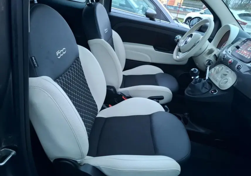 Vue intérieure côté gauche de la FIAT 500 Dolcevita 2022, sièges bicolores noirs et gris avec logo 500 brodé.