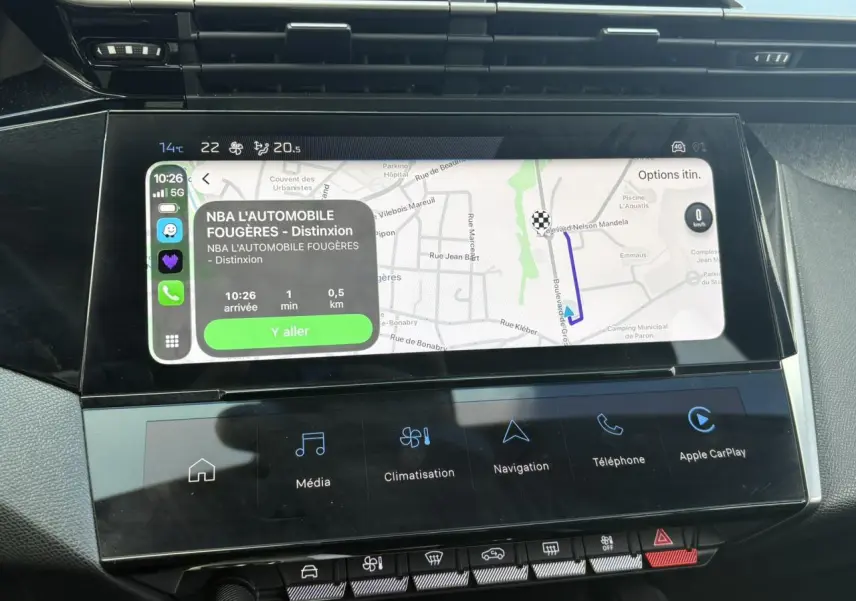 Écran tactile central 10 pouces de la Peugeot 308 2024 affichant la navigation et Apple CarPlay, intérieur noir.