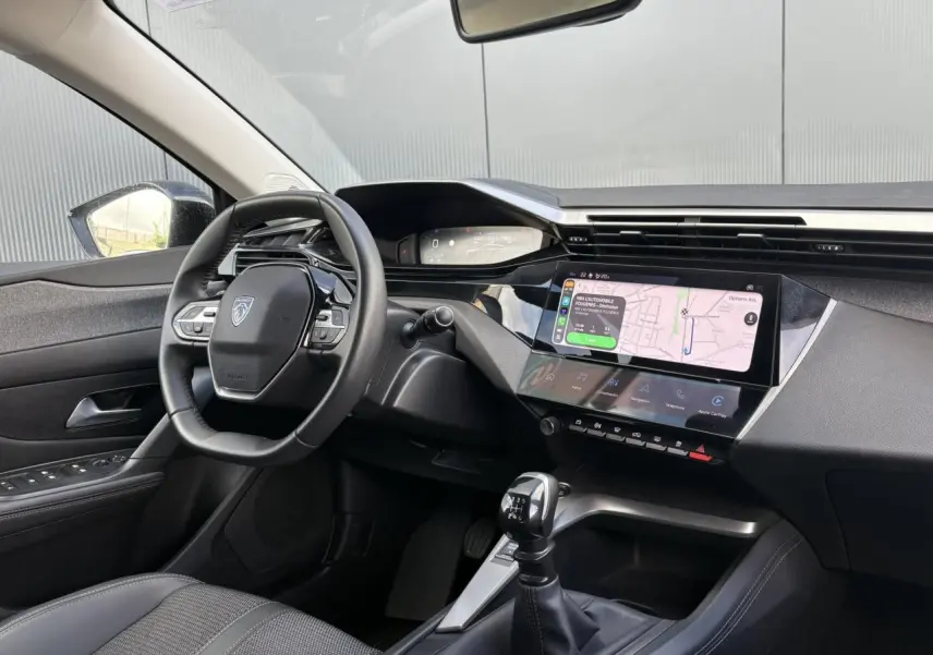 Intérieur Peugeot 308 2024 vue côté conducteur, volant cuir, écran tactile 10'' avec navigation et boîte manuelle.