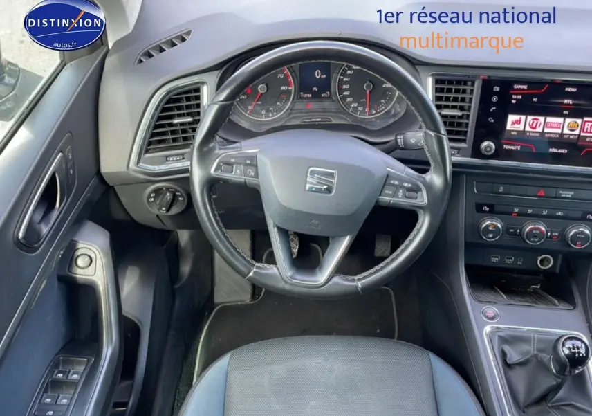 Vue intérieure frontale du poste de conduite du SEAT Ateca 2019, volant cuir multifonction et sellerie textile bleu.