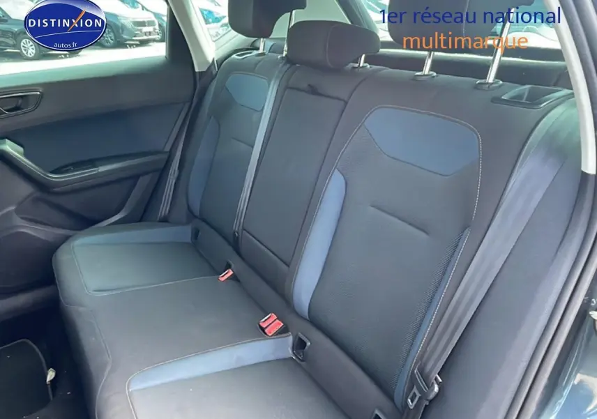 Vue intérieure de la banquette arrière bleu/gris du SEAT Ateca 2019, avec ceintures de sécurité et appuie-têtes visibles.