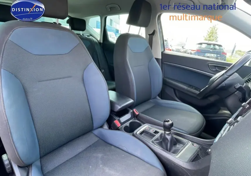 Vue intérieure côté avant droit du SEAT Ateca 2019, sièges textile bleu edge/bleu nora avec boîte manuelle.