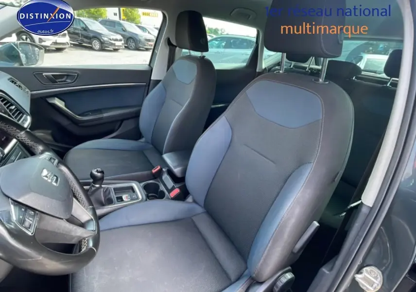 Vue intérieure côté conducteur du SEAT Ateca 2019 avec sièges textile bleu et volant cuir multifonction.