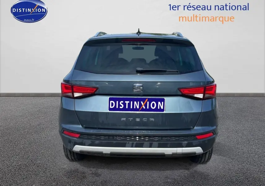 Vue arrière d'un SEAT Ateca bleu/gris 2019 avec feux arrière LED et barres de toit visibles.