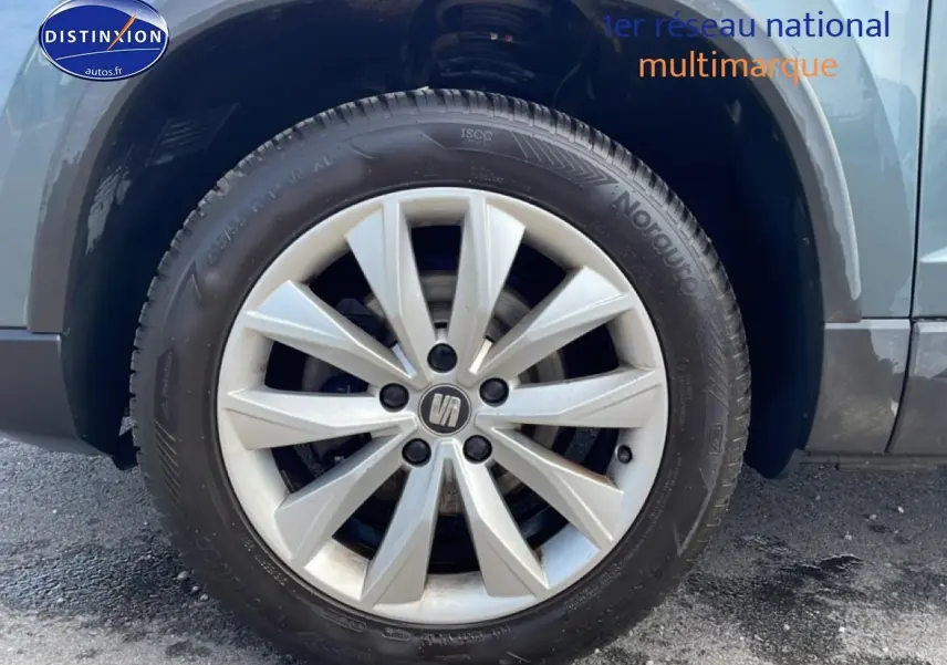 Gros plan sur la roue avant gauche avec jante alu argentée du SEAT Ateca bleu/gris 2019.
