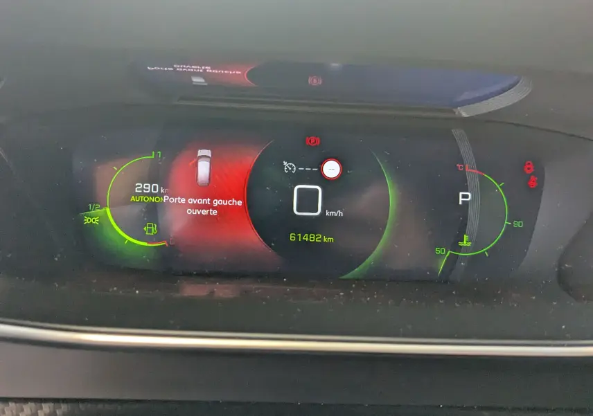 Tableau de bord numérique du Peugeot 2008 2022, affichant porte avant gauche ouverte et compteur à 61 482 km.