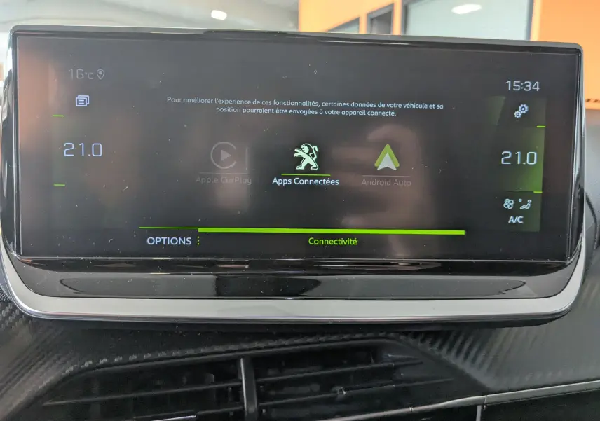 Écran tactile central du Peugeot 2008 2022 affichant les options de connectivité Apple CarPlay et Android Auto.