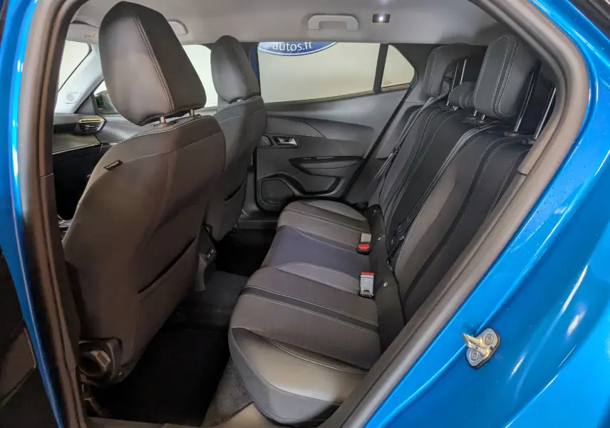 Vue intérieure côté droit sur les sièges arrière noirs d'une Peugeot 2008 bleu 2022, finition Allure.