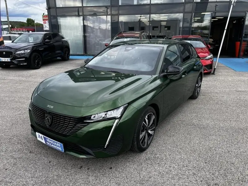 Peugeot 308 1.2 PureTech 130 Allure vert olivine vue 3/4 avant avec feux LED et calandre noire brillante.