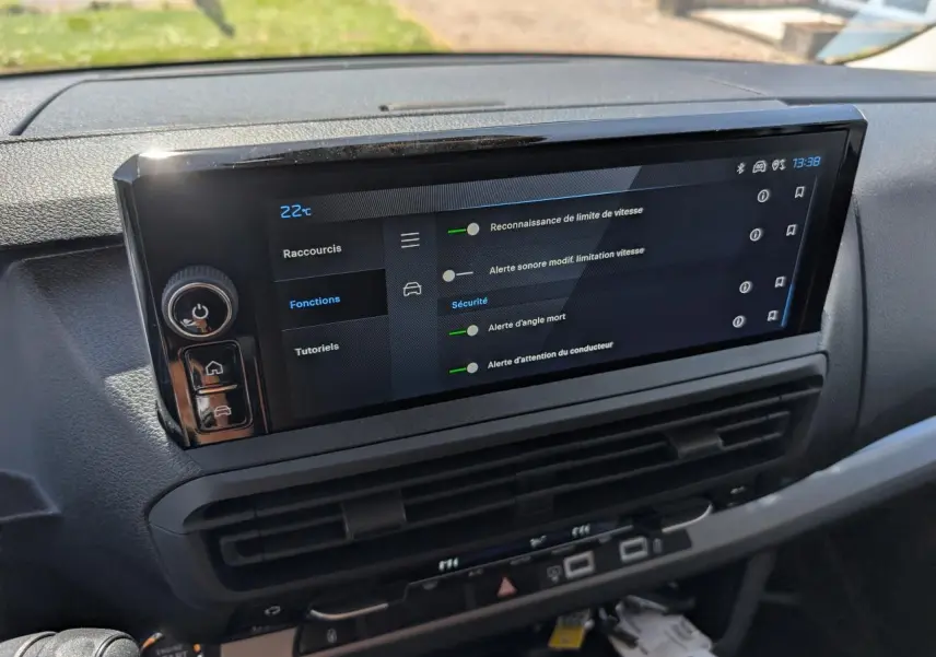 Gros plan sur l'écran tactile central du tableau de bord du Peugeot Expert Fourgon gris, affichant les options de sécurité.