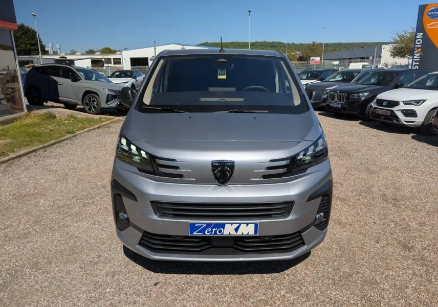 Vue avant frontale du Peugeot Expert Fourgon gris métallisé avec calandre noire et phares LED distinctifs.