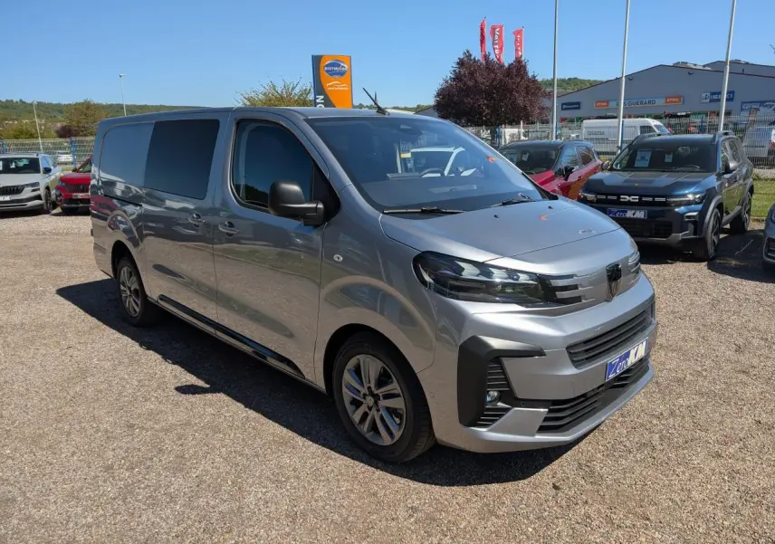 Vue 3/4 avant d’un Peugeot Expert Fourgon gris métallisé avec jantes alliage 17'' et vitres teintées.