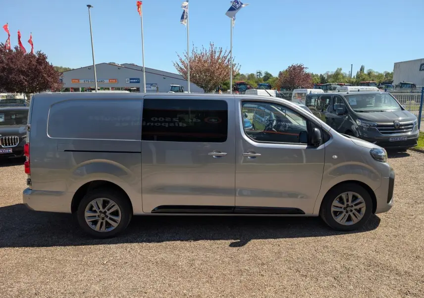 Profil droit du Peugeot Expert Fourgon XL gris métallisé avec jantes alliage 17 pouces, porte latérale coulissante.
