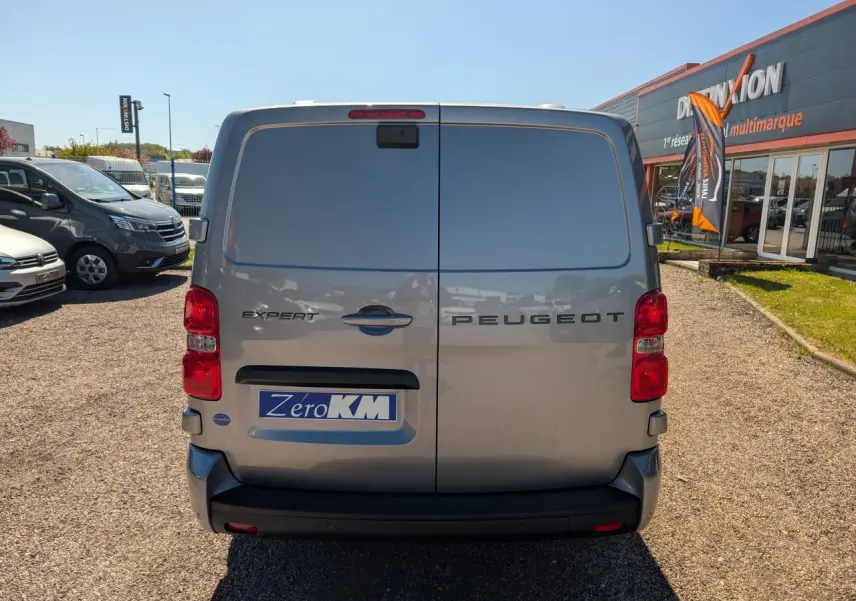 Vue arrière d’un Peugeot Expert Fourgon gris métallisé avec portes battantes et feux rouges visibles.