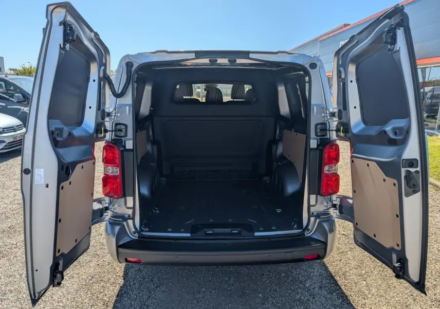 Vue arrière du Peugeot Expert Fourgon gris avec portes battantes ouvertes montrant l'espace de chargement vide.