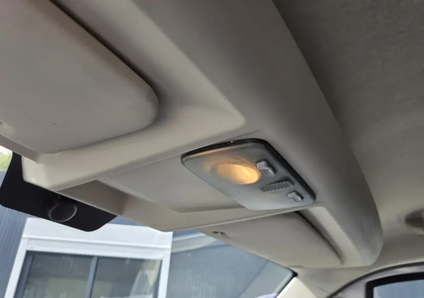 Vue intérieure du plafonnier avant allumé du Fiat Ducato Fourgon blanc 2023, version MH2 3T 120ch Easy Pro.