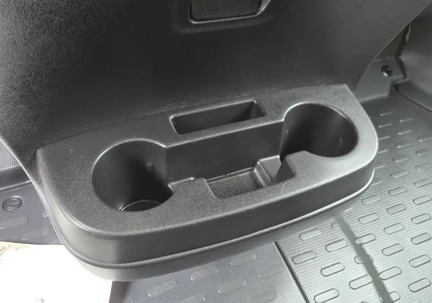 Gros plan sur le porte-gobelets noir intégré à la porte côté conducteur du Fiat Ducato Fourgon blanc.