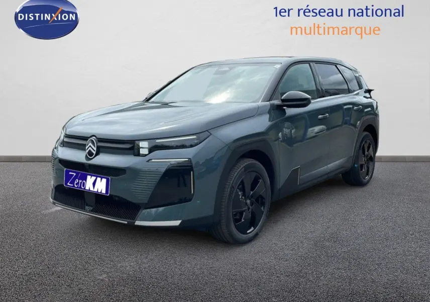 Vue 3/4 avant droite du Citroën C5 Aircross 2026 vert Astoria métallisé avec jantes noires et signature lumineuse distinctive.