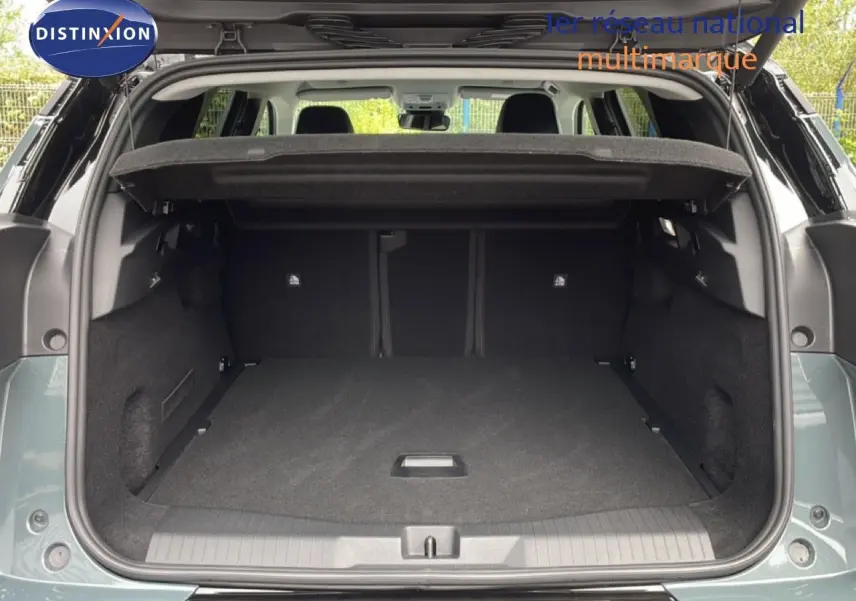 Coffre ouvert vu de l'arrière du Citroën C5 Aircross vert Astoria métallisé, montrant un espace de chargement spacieux.