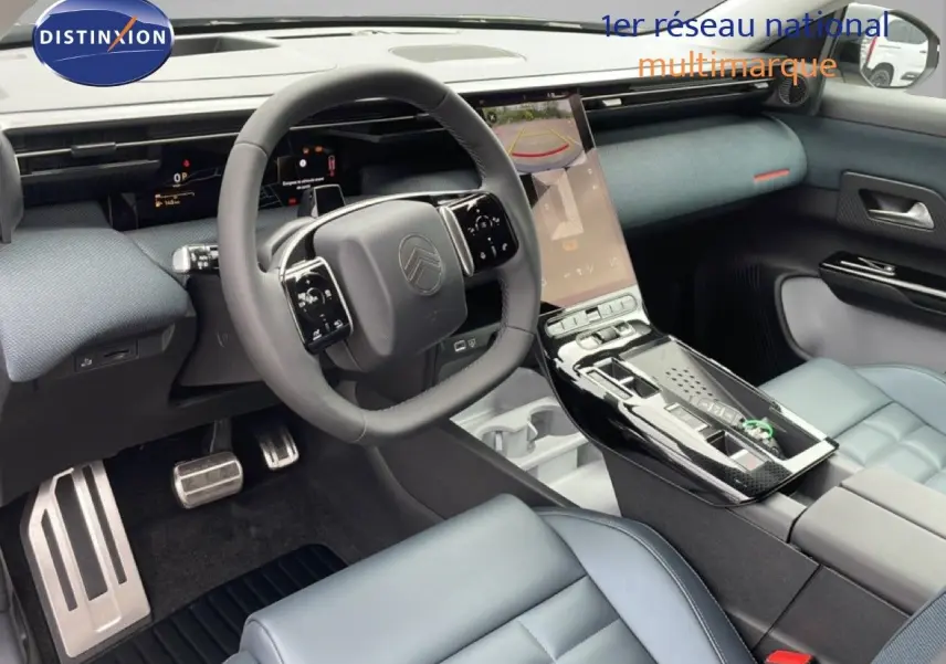 Vue intérieure côté conducteur du Citroën C5 Aircross 2026, tableau de bord moderne avec écran tactile vertical et sièges gris clair.